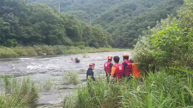 가평 하천에서 물놀이하다 휩쓸린 일가족 3명 전원 구조 / YTN
