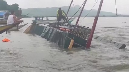 강풍에 필리핀 앞바다 보트 전복...최소 25명 사망 / YTN