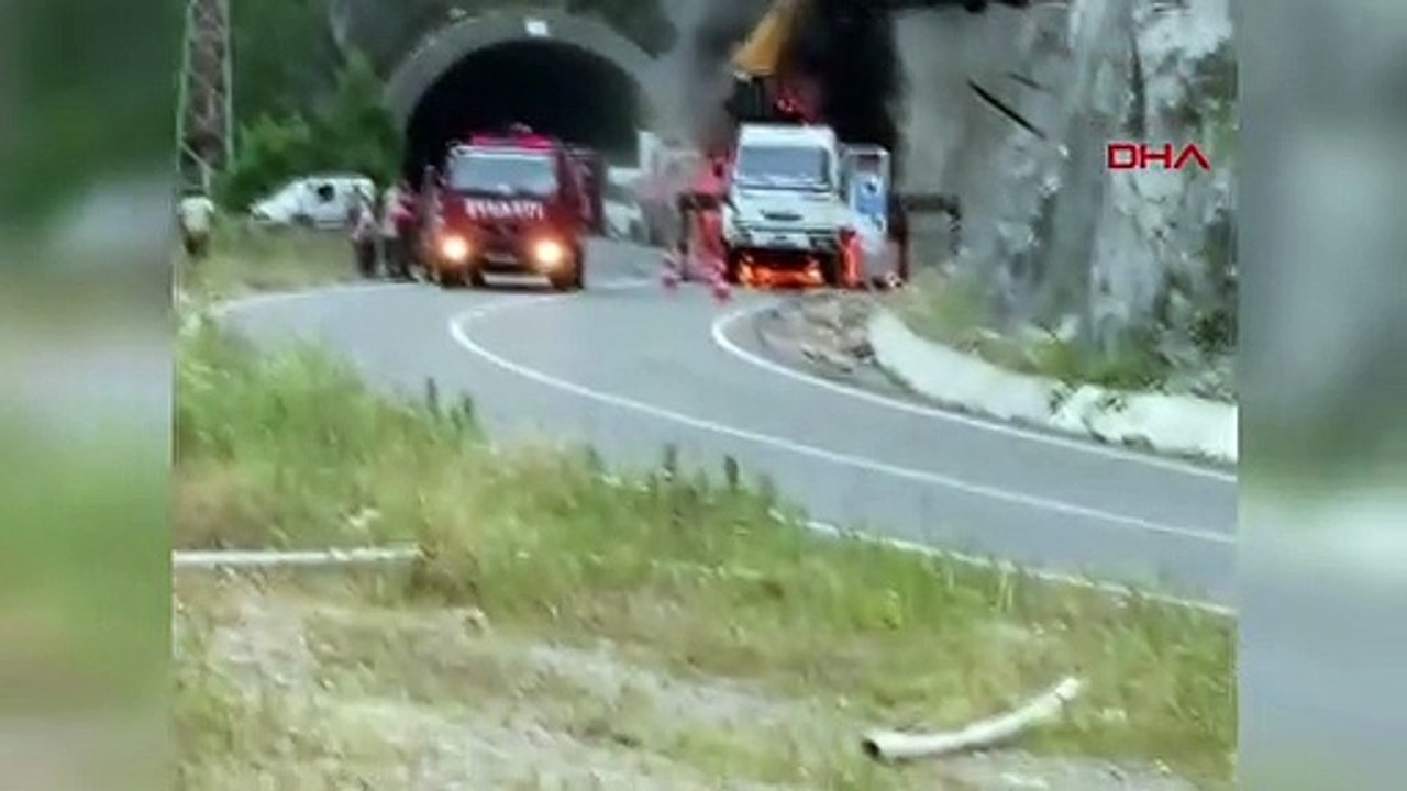 Ordu'da vinç yangını: Tel örgü çeken vinç alev aldı