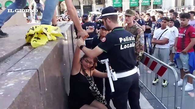 Milano, nuovo blitz di Ultima Generazione in piazza Duomo: imbrattato il telone che protegge la statua di Vittorio Emanuele