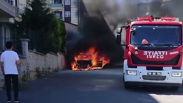 Tekirdağ Çorlu'da Otomobil Alev Alev Yanarak Hurda Yığınına Döndü