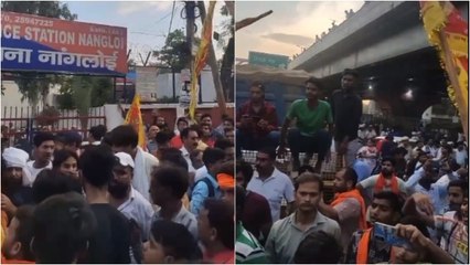 Download Video: 'देश के गद्दारों को, गोली मारो...', मुहर्रम जुलूस में हिंसा के बाद दिल्ली में थाने के बाहर लगे नारे