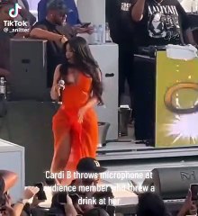 Cardi B lancia microfono ad un fan