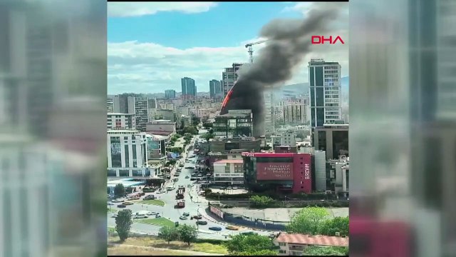 Ataşehir'de 17 katlı iş merkezinin çatısında yangın! Ekipler olay yerinde