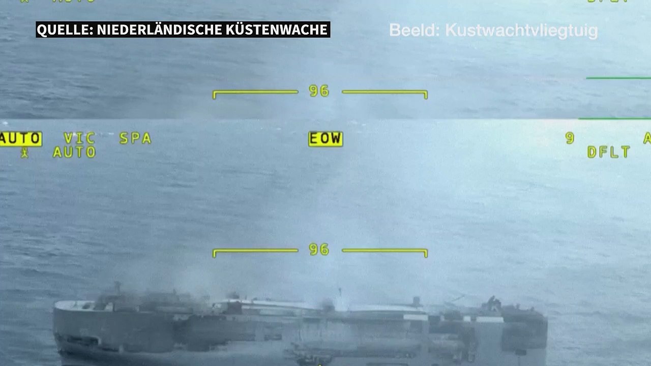 Brennender Auto-Frachter wird abgeschleppt