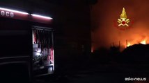 Roma, vigili del fuoco a lavoro nella notte per l'incendio a Ciampino