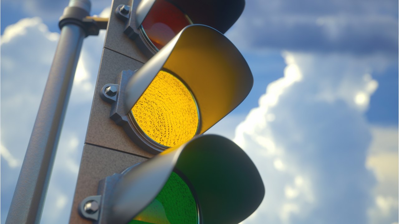 Bei Gelb noch über die Ampel rasen: Ist das eine Straftat?