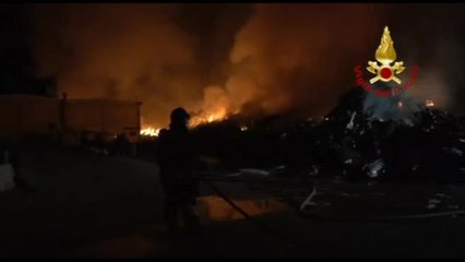 Download Video: Roma, vigili del fuoco a lavoro nella notte per l'incendio a Ciampino