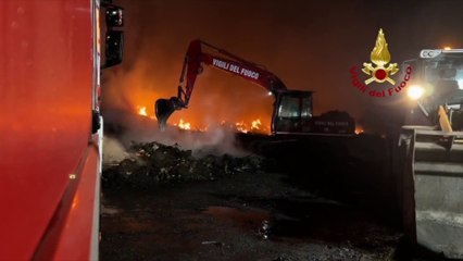 Download Video: Incendio a Ciampino, Vigili del Fuoco a lavoro per spostare i rifiuti