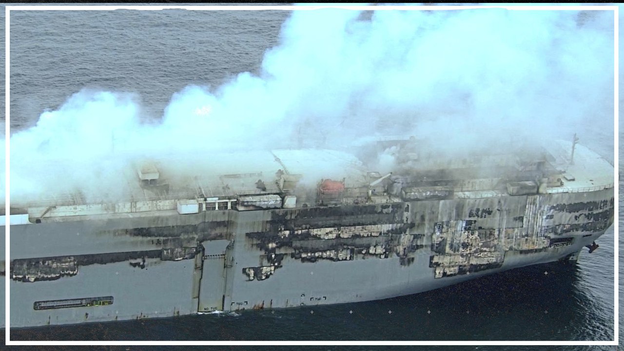 Brennender Auto-Frachter wird abgeschleppt