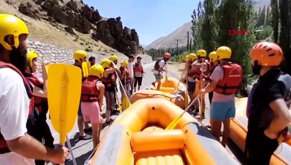 Amoureux de la nature faisant du rafting dans le quartier de Bahçesaray à Van
