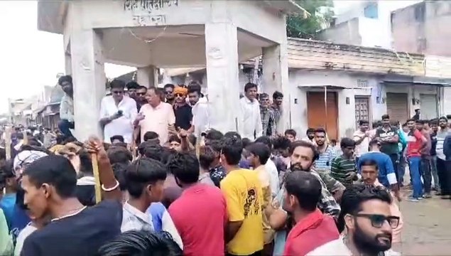 भीलवाड़ाः लड़की से छेड़छाड़ को लेकर दो पक्ष हुए आमने-सामने, पुलिस को करना पड़ा लाठीचार्ज