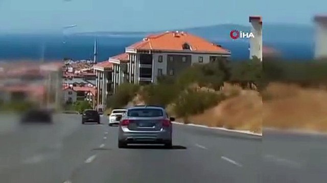Kazaya davetiye çıkardı... Araba kullanırken ayağını camdan dışarı çıkardı