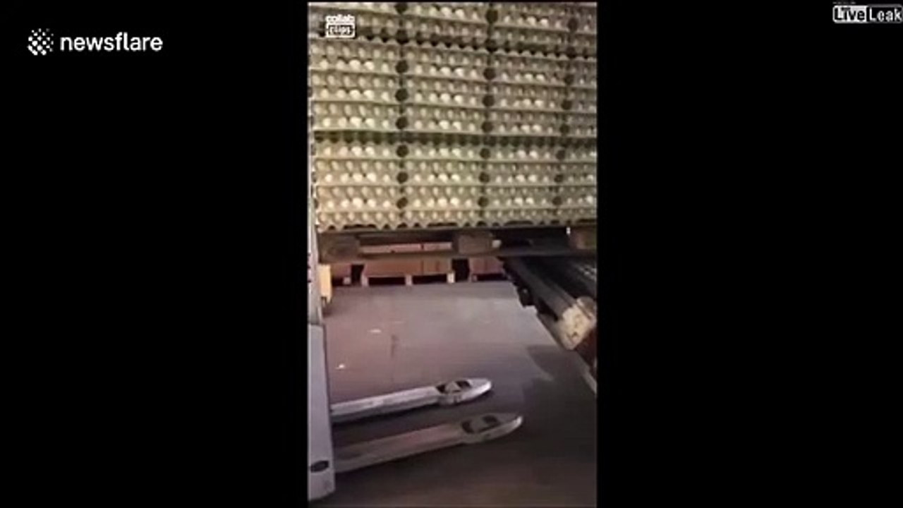 Cet employé est un peu trop confiant avec son charriot élévateur