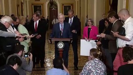 El senador republicano Mitch McConnell se quedó paralizado durante una rueda de prensa
