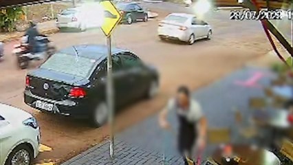 Câmera registra colisão entre dois carros e uma moto