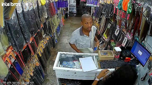Homem toma celular de vendedora e leva dinheiro de loja em Pau da Lima