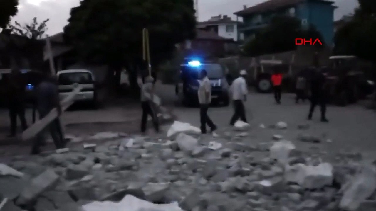 Le minaret de la mosquée du village a été détruit à la suite de la tempête à Kırıkkale