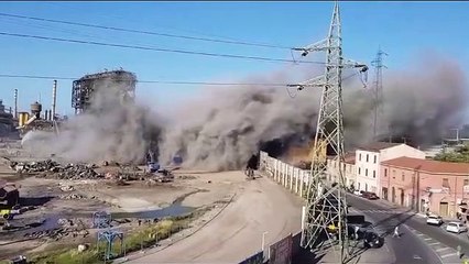 Piombino, la nube durante le demolizioni