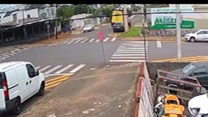 Câmera de segurança registra acidente entre duas motos em Francisco Beltrão