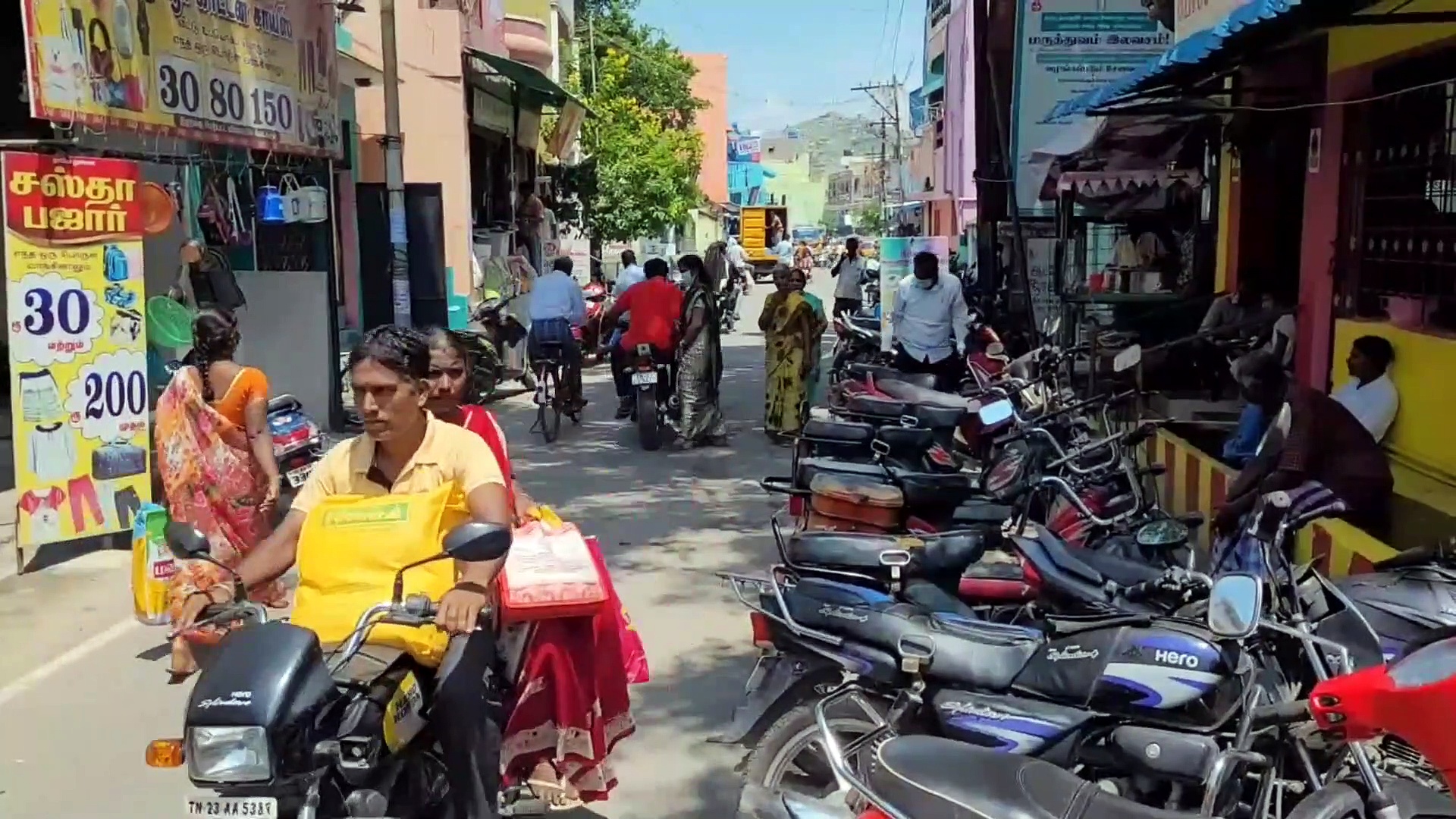 வேலூரில் கார் மீது சரக்கு வாகனம் உரசல்; காவலர் மீது தாக்குதல்