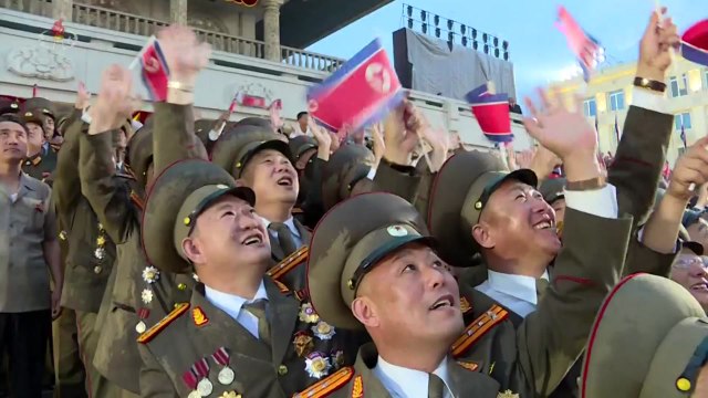 [영상] 北, 어제 열병식 화면 공개...신형 무인기 시위 비행 / YTN