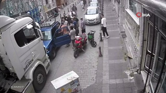 Kadıköy'de yol kavgasında yumruklar havada uçuştu