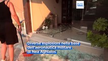 Grecia, gli incendi raggiungono un deposito di munizioni causando forti esplosioni: evacuata l'area