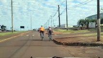 Ciclistas são flagrados usando a via marginal ao invés da ciclovia, na região do Santos Dumont