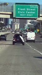 La planche de surf essaie de s'éloigner