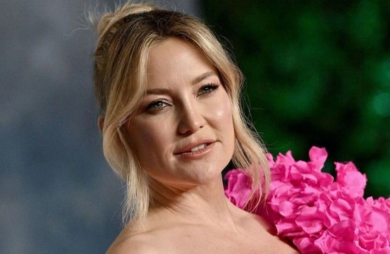 Kate Hudson profite des côtes siciliennes en famille
