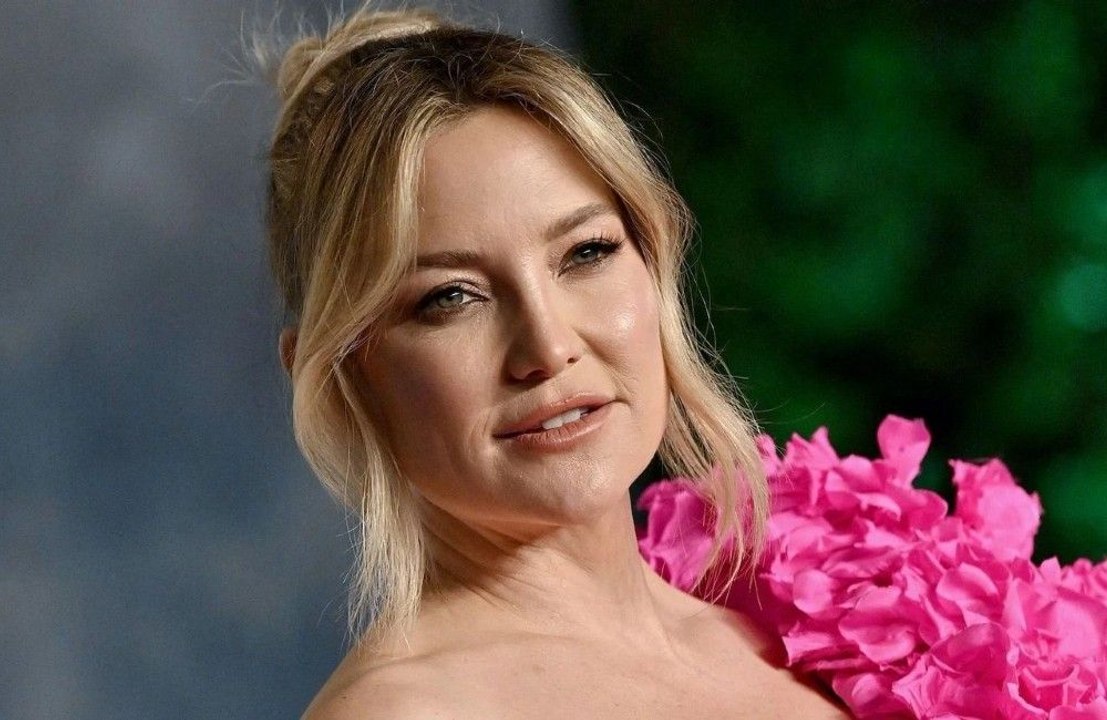 Kate Hudson profite des côtes siciliennes en famille