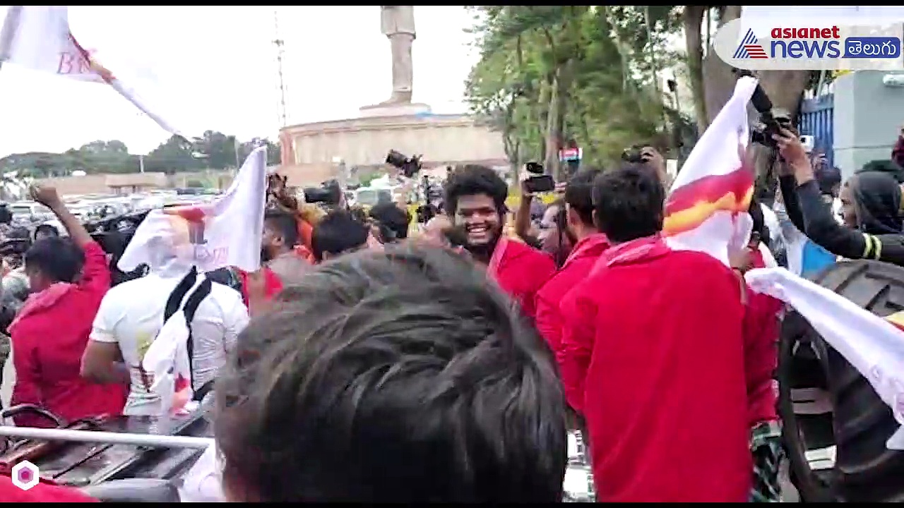 బ్రో థియేటర్ ముందు ఓపెన్ టాప్ జీపుల్లో జెండాలు చేతిలో పట్టుకొని పవన్ కళ్యాణ్ ఫ్యాన్స్ రచ్చ..!