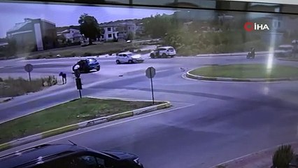 Otomobiller çarpıştı, yürüyen gençler ölümden kıl payı kurtuldu