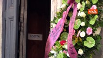 L'arrivo del feretro di Andrea Purgatori ai funerali alla Chiesa degli Artisti a Roma