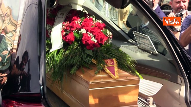 L'ultimo saluto ad Andrea Purgatori dopo i funerali alla Chiesa degli Artisti a Roma