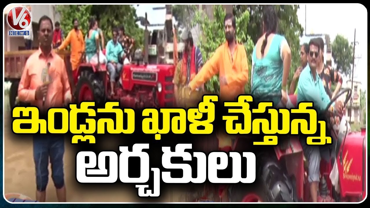 Warangal Rains _ Bhadrakali Temple Priests Vacating Their Houses Due To Heavy Flood Water _ V6 News