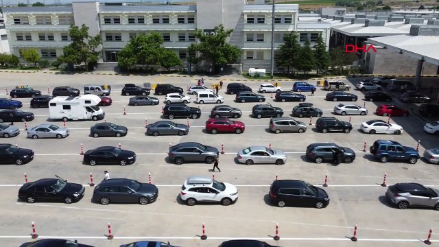 Les expatriés entrent dans le pays par voie terrestre