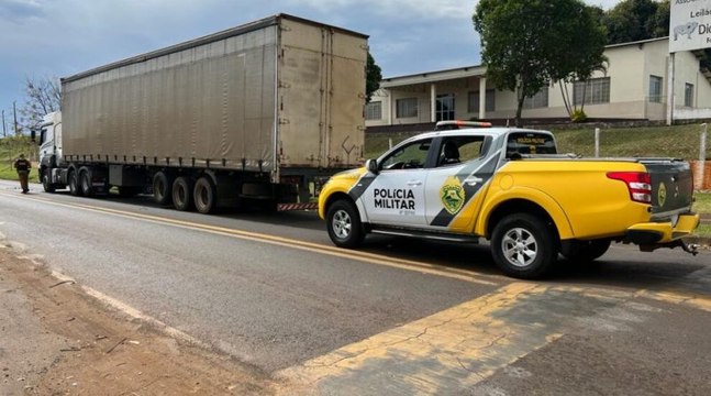 Caminhão enrosca em fios e arrasta duas pessoas em Mandaguari