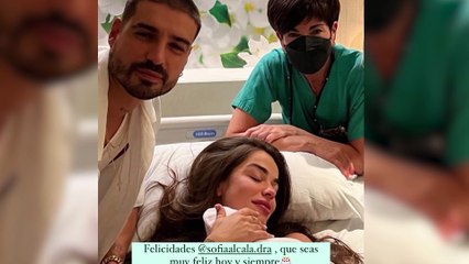 Violeta felicita a la ginecóloga que le atendió al dar a luz a su hija Gala