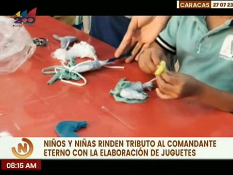 Caracas | Jóvenes elaboran juguetes de tela en tributo al comandante eterno Hugo Chávez