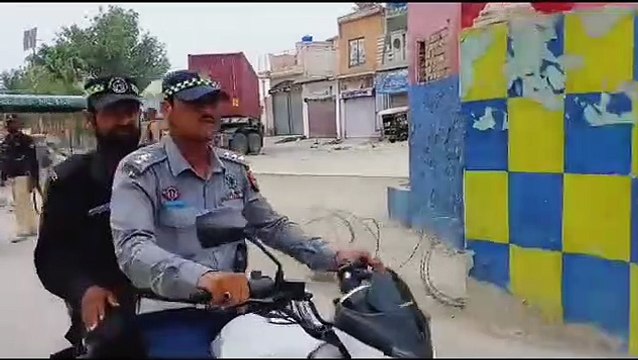 ڈیرہ اسماعیل خان ڈسٹرکٹ پولیس ڈیرہ عبدالرﺅف بابر قیصرانی یوم عاشورہ کے حوالے سے کئے گئے انتظامات کا جائزہ لے رہے ہیں