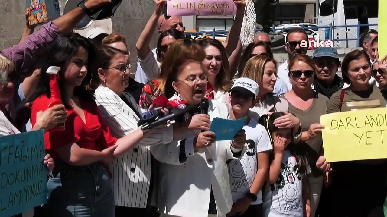 La présidente des politiques féminines du parti IYI, Ünzile Yüksel, proteste contre les augmentations de prix