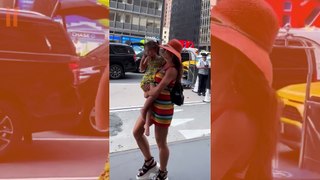 Sabrina Sato passeia com a filha em Nova York