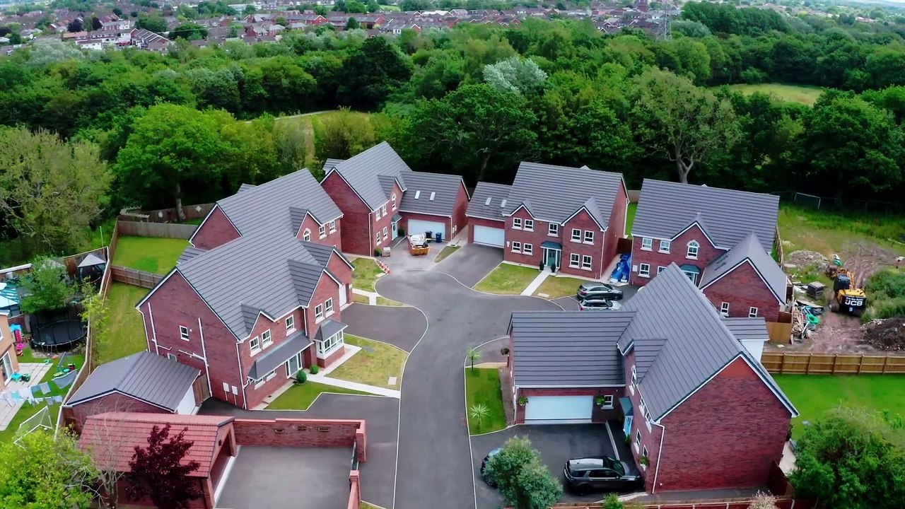 Take a tour of this stunning 5 bed Leyland home on a gated community