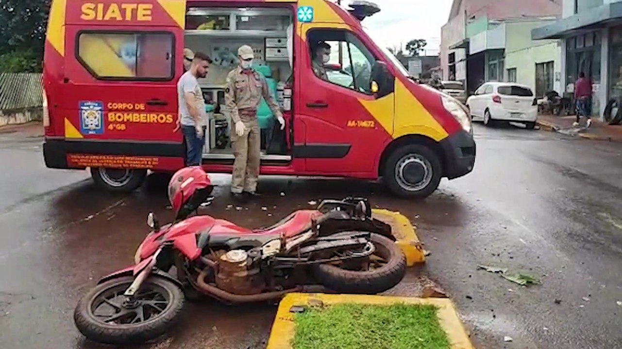 Motociclista tem suspeita de fratura em uma das pernas depois de colisão em Toledo