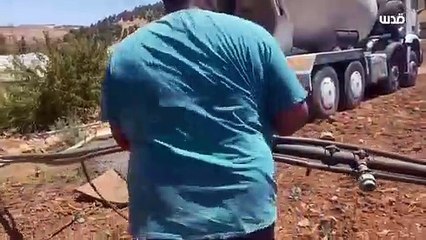 Siyonistlerin askerleri Filistinli çiftçinin su kuyusuna beton döktü!