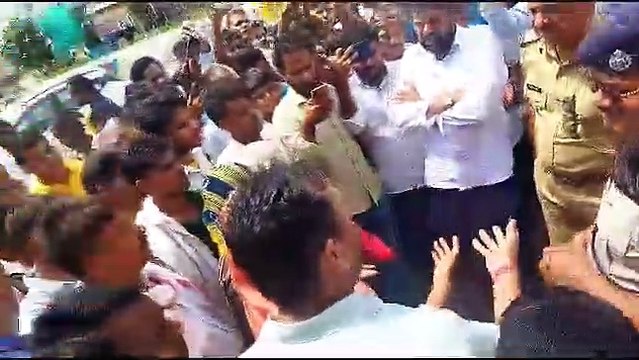 नाबालिगों से छेड़छाड़ का मामला: महिलाओं ने बनाया था मुर्गा, अब गिरफ्तारी की मांग को लेकर लोगों का धरना प्रदर्शन