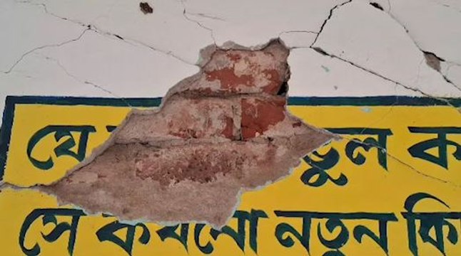 স্কুল নয় মরণ ফাঁদ! প্রাণের ঝুঁকি নিয়েই চলছে ক্লাস, কতটা অসহায় পড়ুয়ারা?