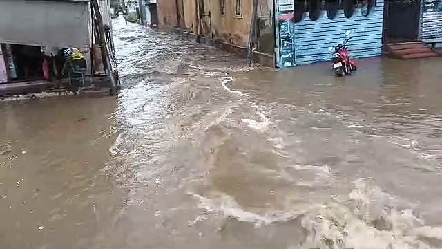 जिले में झमाझम बारिश से मौसम सुहावना, तेज बहाव में बाइक सवार बहे, बचे